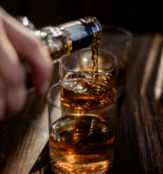 Suspeita de bebida contaminada com metanol deixa um morto e outro em estado grave em Várzea Grande