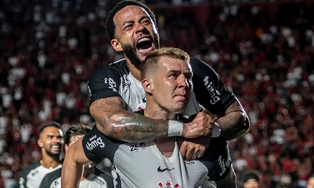 Corinthians marca no fim, vence o Vitória e respira fora da zona de rebaixamento  