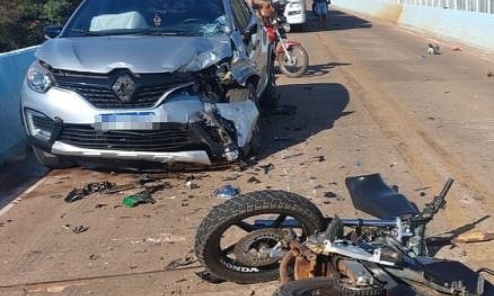 Motociclista morre após invadir contramão e atingir carro