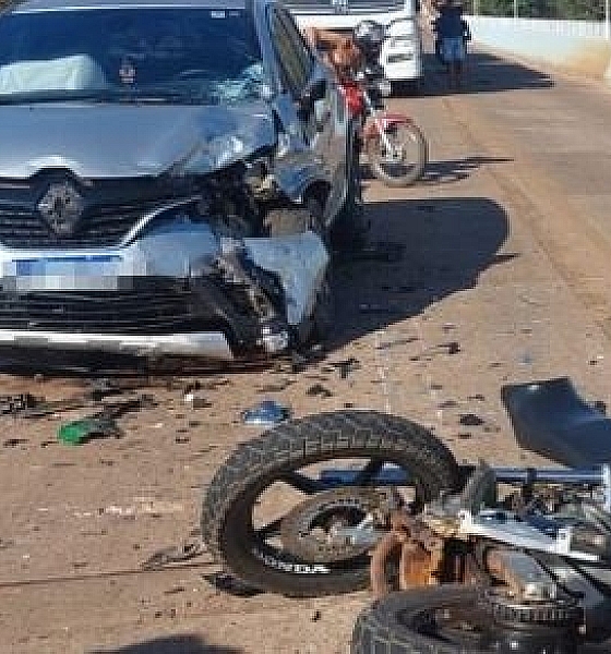 Motociclista morre após invadir contramão e atingir carro