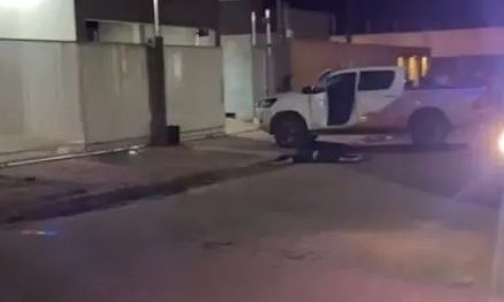 Homem em Hilux é perseguido e assassinado na porta de casa