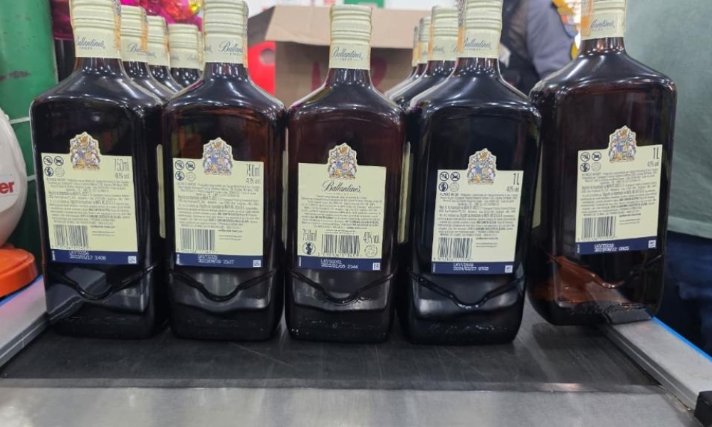 Fiscalização conjunta apreende 30 garrafas de whisky suspeitas de adulteração com metanol em Itanhangá