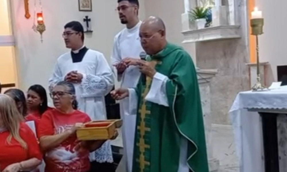 homem esfaqueado entra em igreja e pede ajuda durante missa