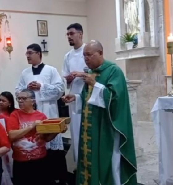 homem esfaqueado entra em igreja e pede ajuda durante missa