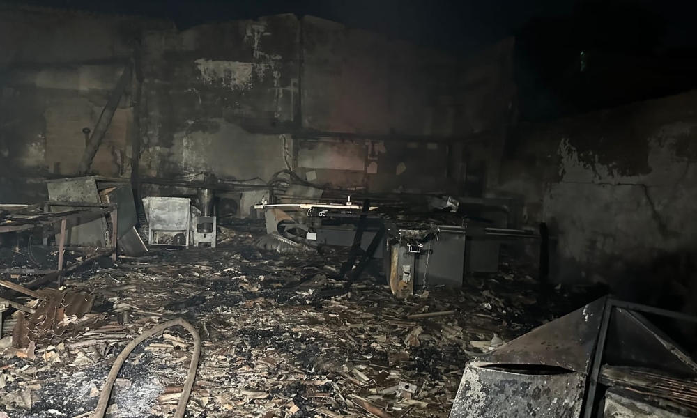 Incêndio de grandes proporções destrói marcenaria e mobiliza bombeiros