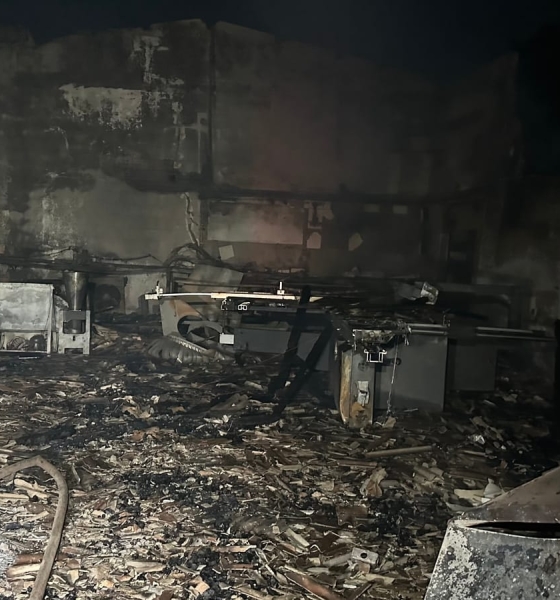 Incêndio de grandes proporções destrói marcenaria e mobiliza bombeiros