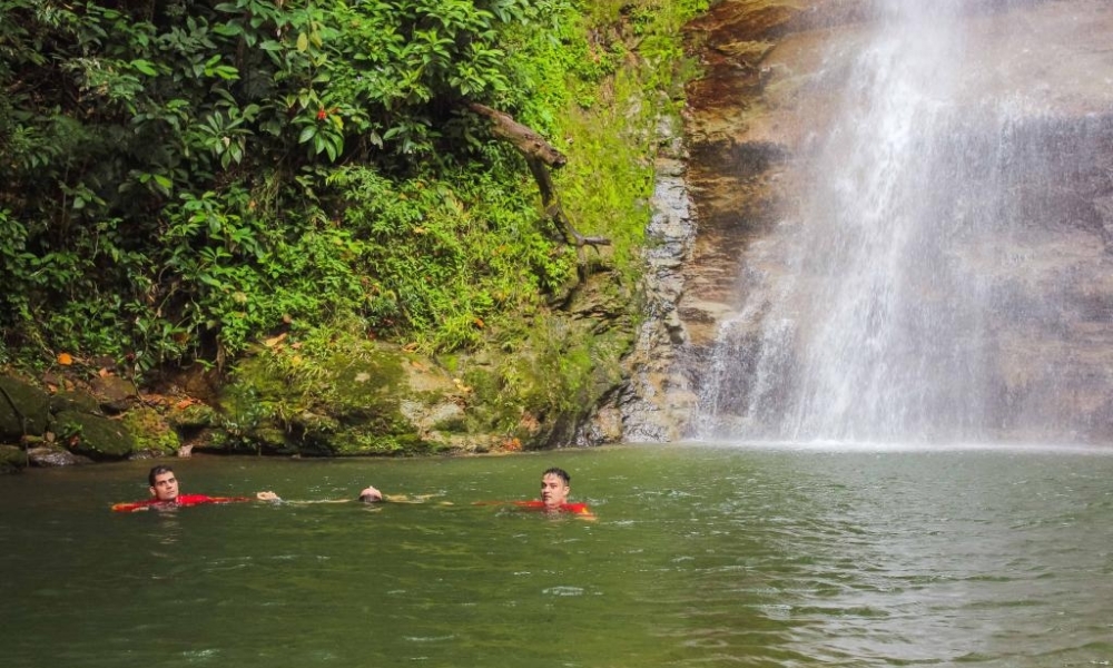 Corpo de Bombeiros socorre jovem após salto em área rasa de cachoeira