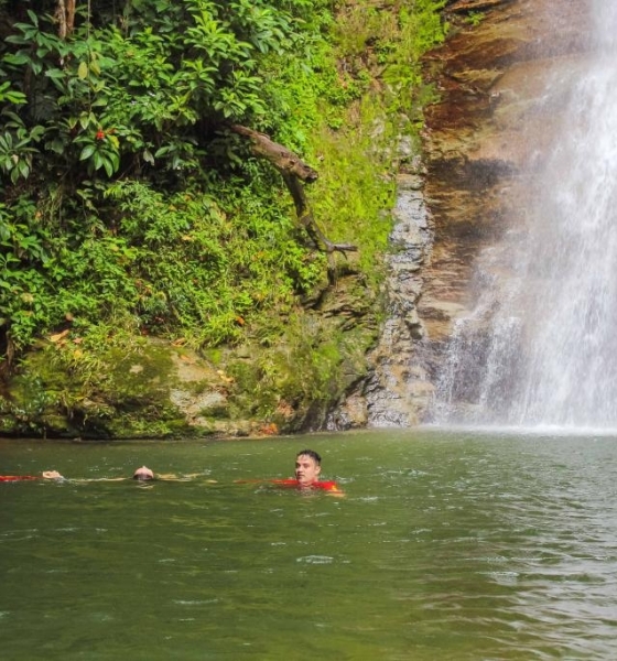 Corpo de Bombeiros socorre jovem após salto em área rasa de cachoeira