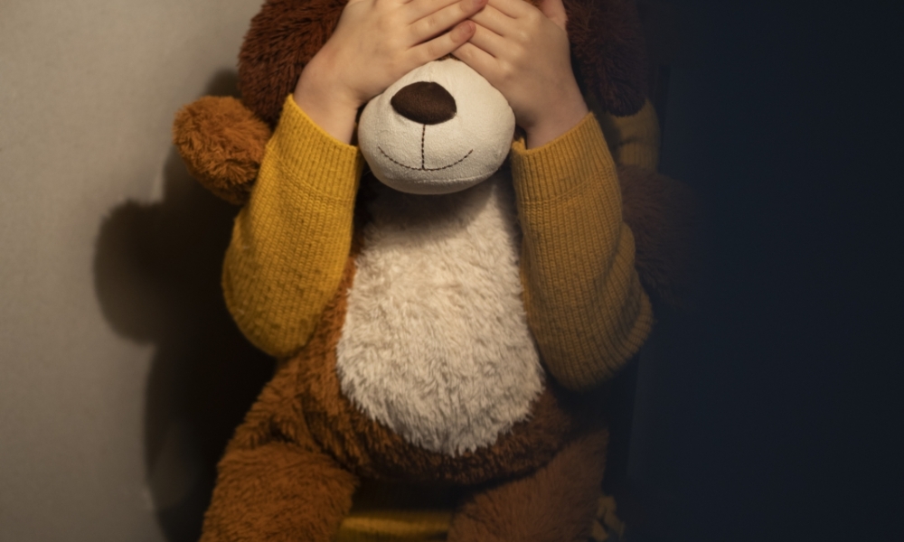 Criminosos rendem adolescente e padrasto na saída da escola e estupram a menina em motel