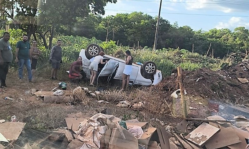 Motorista perde o controle e capota carro após passar mal em Várzea Grande