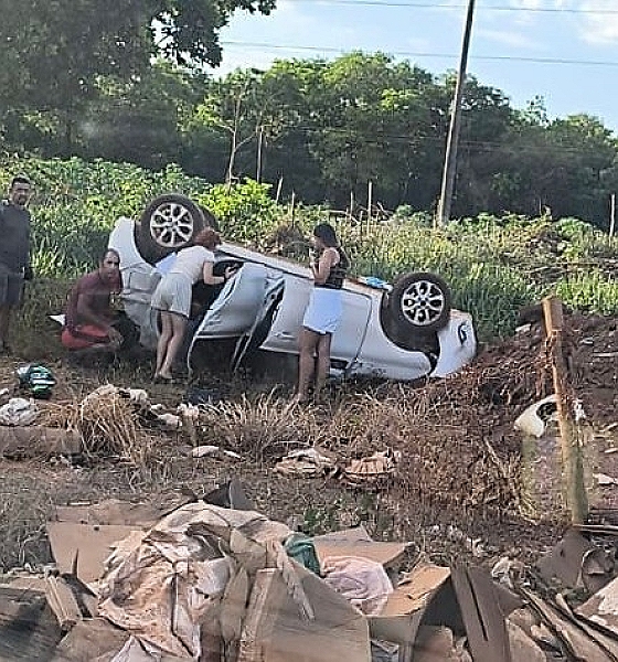 Motorista perde o controle e capota carro após passar mal em Várzea Grande