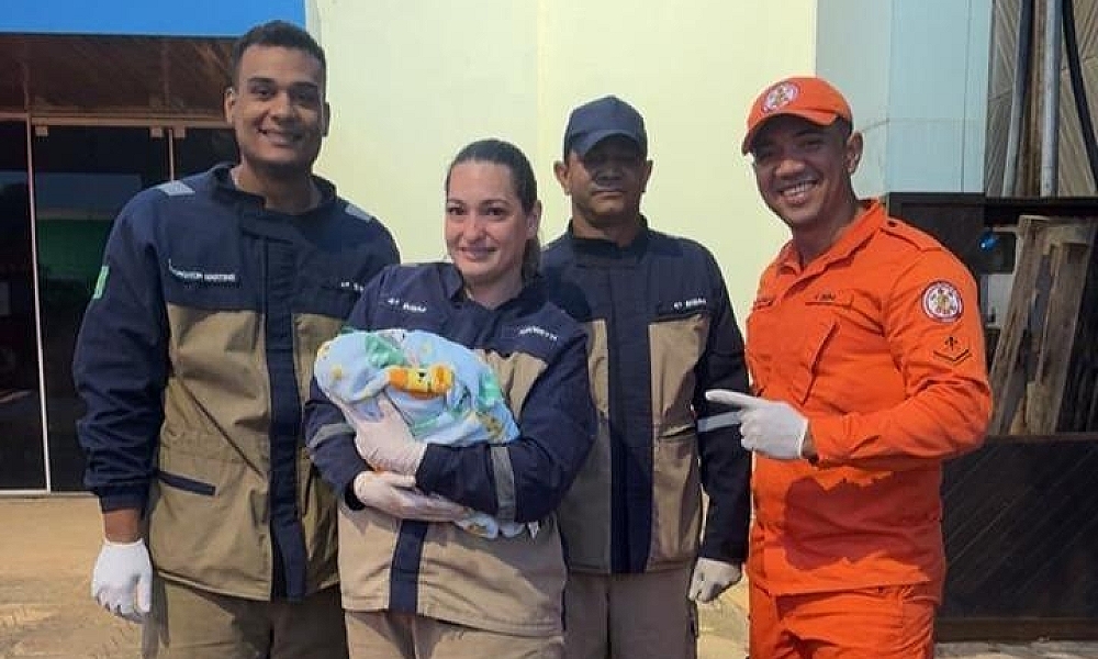 Bombeiros auxiliam gestante em trabalho de parto e bebê nasce dentro de viatura  