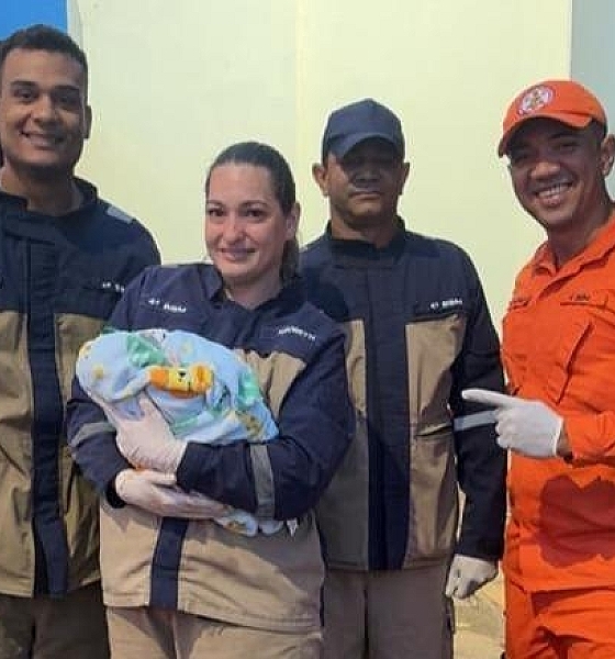 Bombeiros auxiliam gestante em trabalho de parto e bebê nasce dentro de viatura  