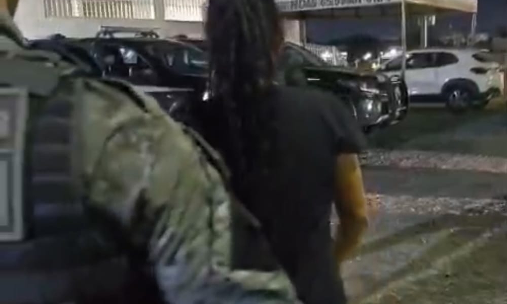 Cuidadora é presa e acusada de usar cartões de idoso falecido para fazer compras