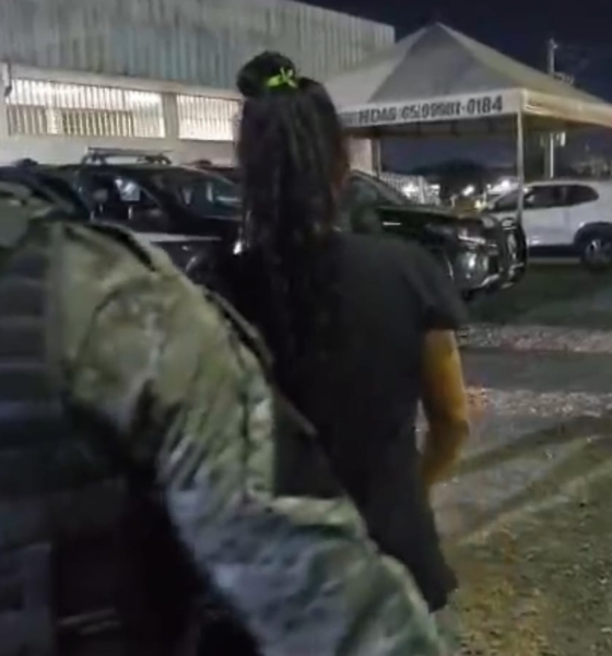 Cuidadora é presa e acusada de usar cartões de idoso falecido para fazer compras