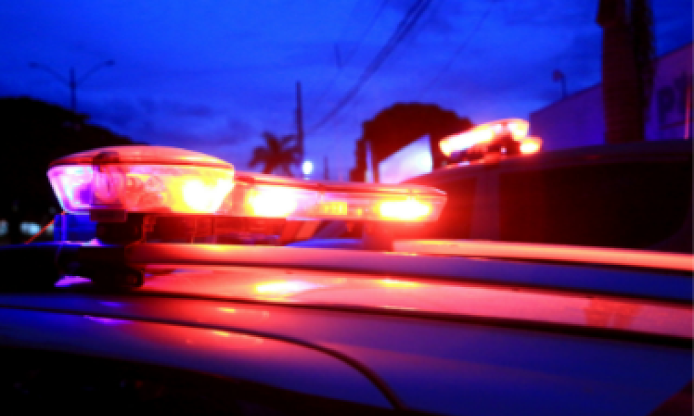 Mulher fere homem com canivete e morre após ser colocada em viatura da PM