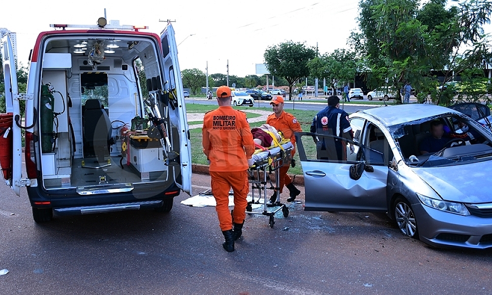 Carro capota após ser atingido por empilhadeira e deixa dois feridos
