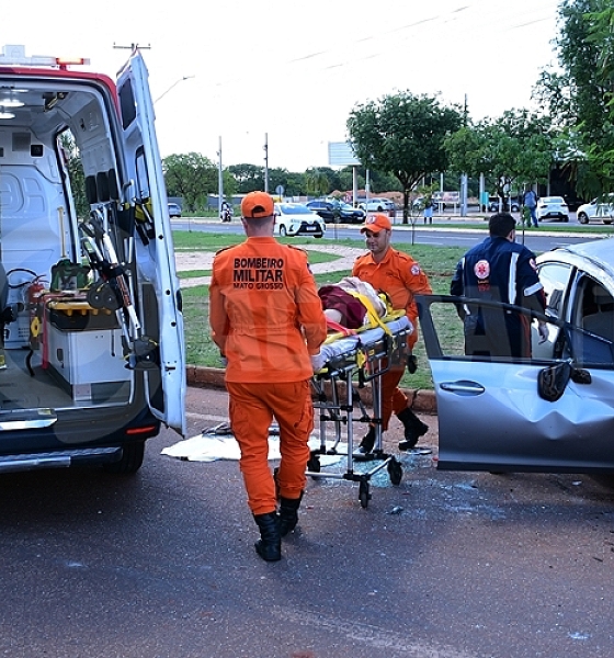 Carro capota após ser atingido por empilhadeira e deixa dois feridos