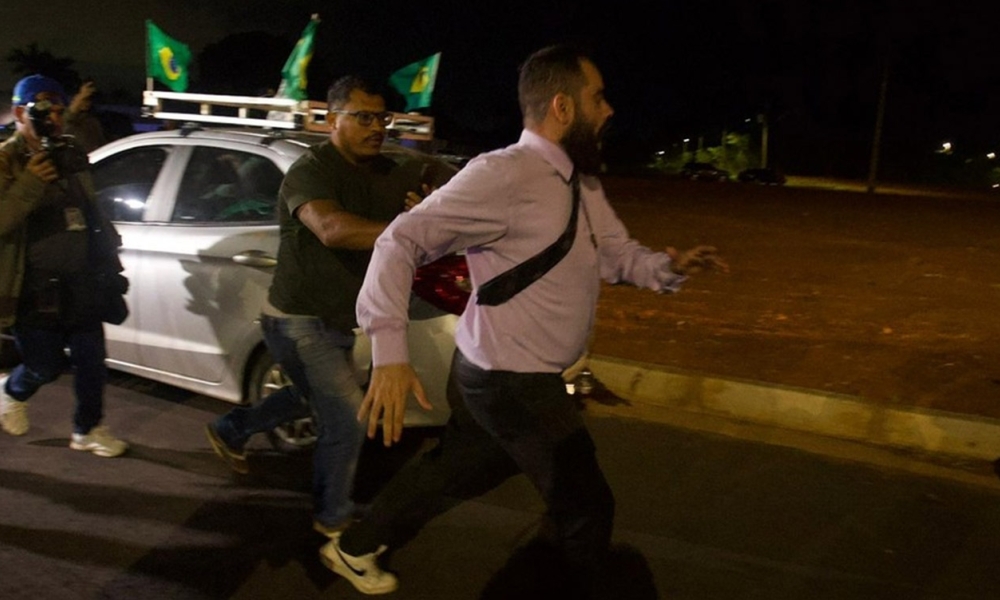 Tumulto encerra vigília pró-Bolsonaro após homem criticar ex-presidente