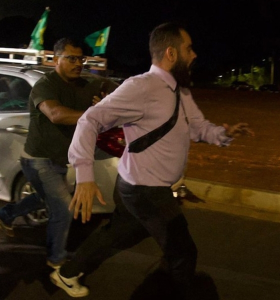 Tumulto encerra vigília pró-Bolsonaro após homem criticar ex-presidente