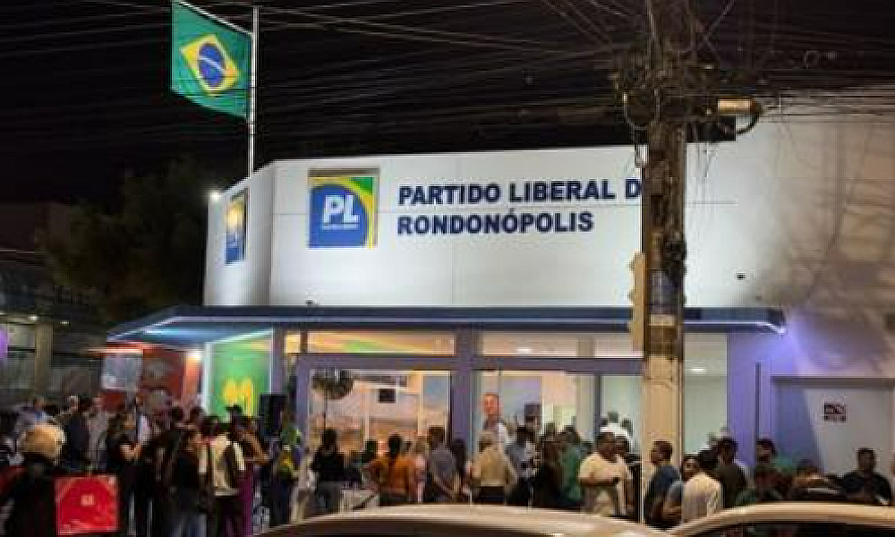 Homem invade sede do PL, furta bandeira do Brasil e totem de Bolsonaro