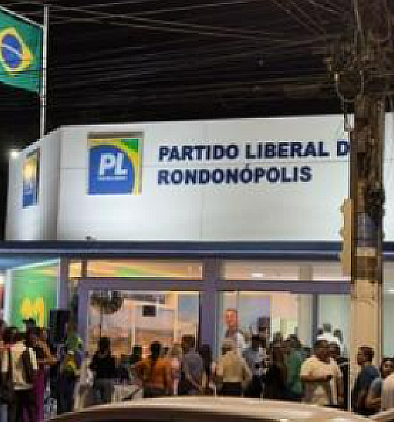 Homem invade sede do PL, furta bandeira do Brasil e totem de Bolsonaro