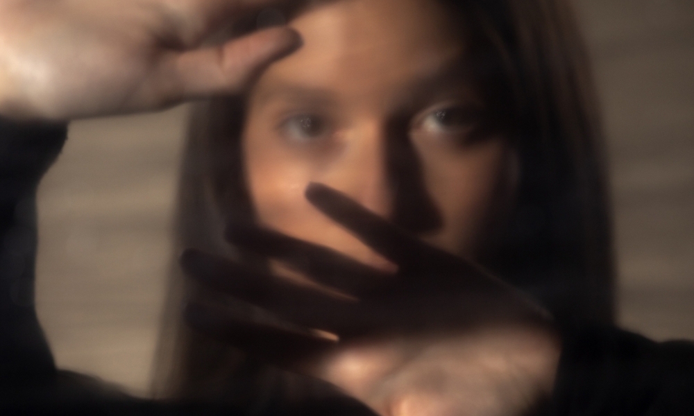 Mulher leva socos do marido após discussão por videogame na madrugada