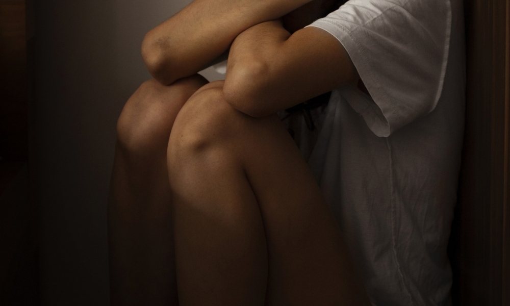 Mulher pula janela para fugir do marido após desmaiar durante agressão