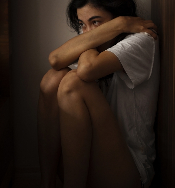 Mulher pula janela para fugir do marido após desmaiar durante agressão