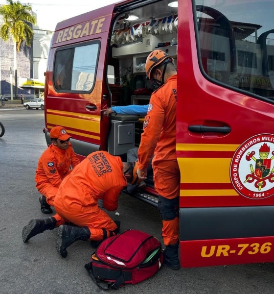 Corpo de Bombeiros socorre motociclista que ficou ferido após acidente