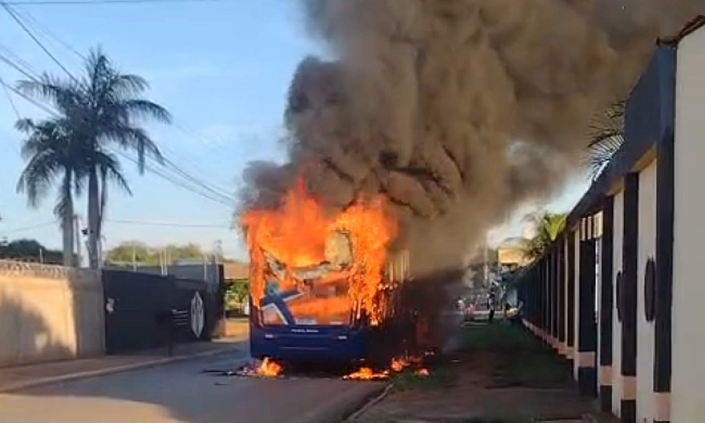 Ônibus intermunicipal pega fogo em via de Várzea Grande