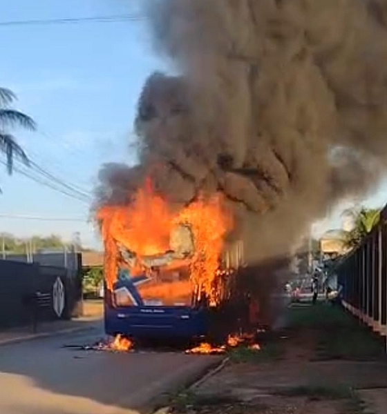 Ônibus intermunicipal pega fogo em via de Várzea Grande