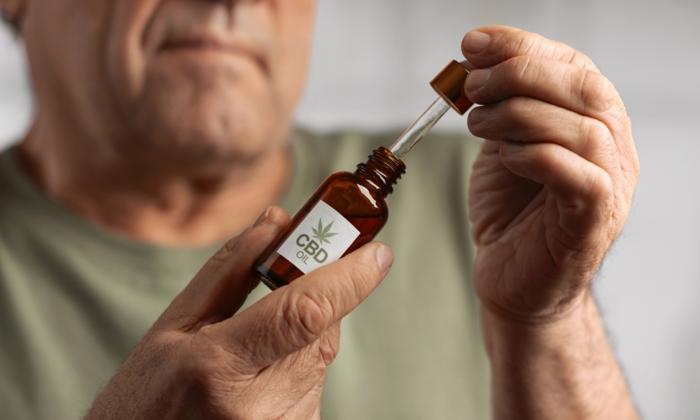 Microdoses de cannabis mostram efeito promissor em idosos com Alzheimer, indica estudo brasileiro