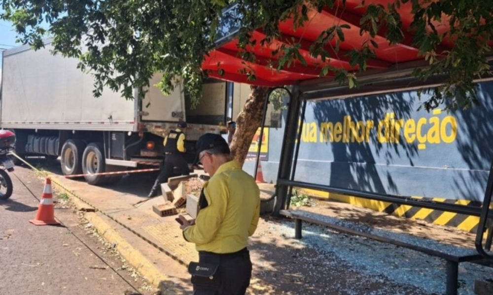 Caminhão desce ladeira de ré após falha nos freios e atinge ponto de ônibus em Rondonópolis