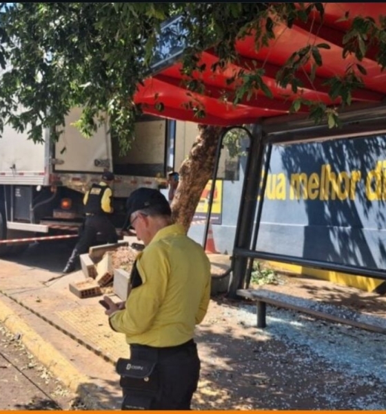 Caminhão desce ladeira de ré após falha nos freios e atinge ponto de ônibus em Rondonópolis