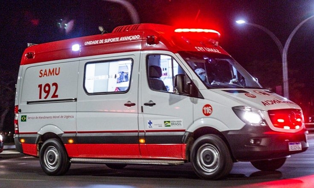 Mulher tenta abandonar bebê após dar à luz em bosque, mas é contida por moradores