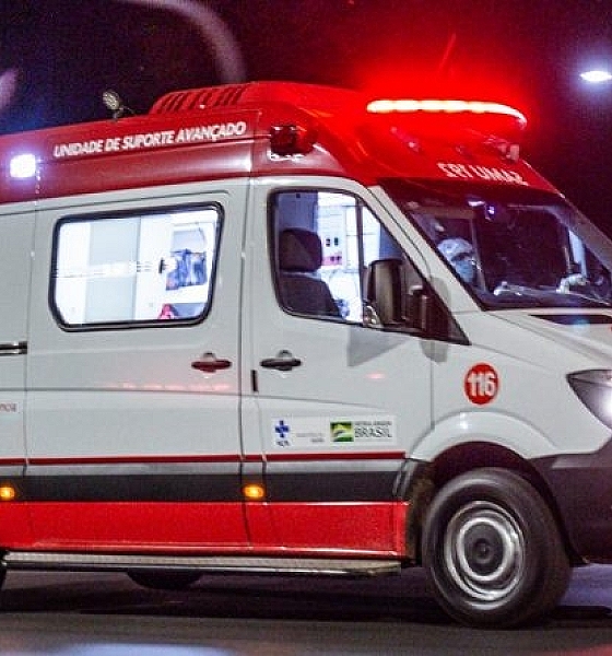 Mulher tenta abandonar bebê após dar à luz em bosque, mas é contida por moradores