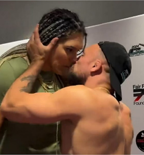 Adversário beija brasileira à força antes de luta intergênero