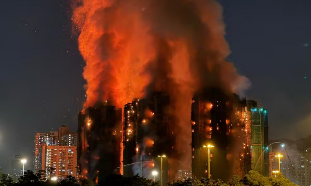 Incndio atinge complexo residencial em Hong Kong e deixa 13 mortos
