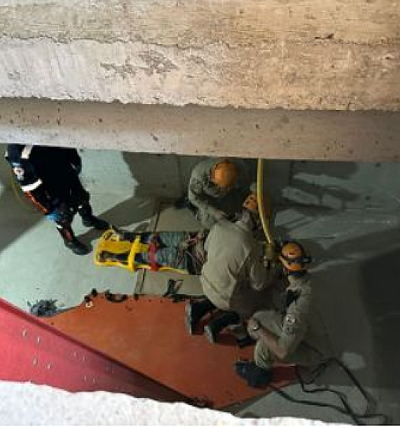 Mulher cai em fosso de obra em condomínio em Cuiabá