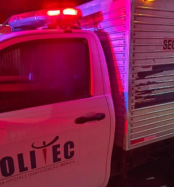 Hilux capota e mata passageiro e motorista desaparece antes da chegada do socorro