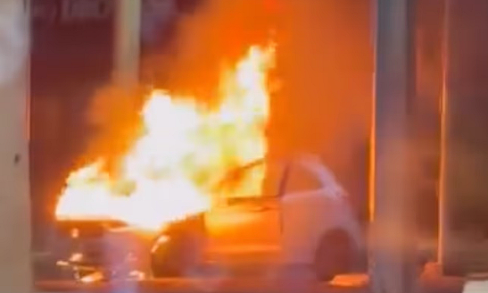 Carro pega fogo e é destruído por chamas na Fernando Corrêa, em Cuiabá