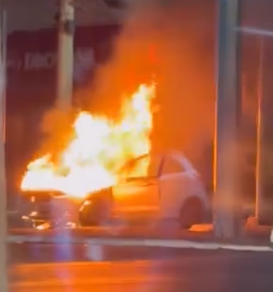 Carro pega fogo e é destruído por chamas na Fernando Corrêa, em Cuiabá