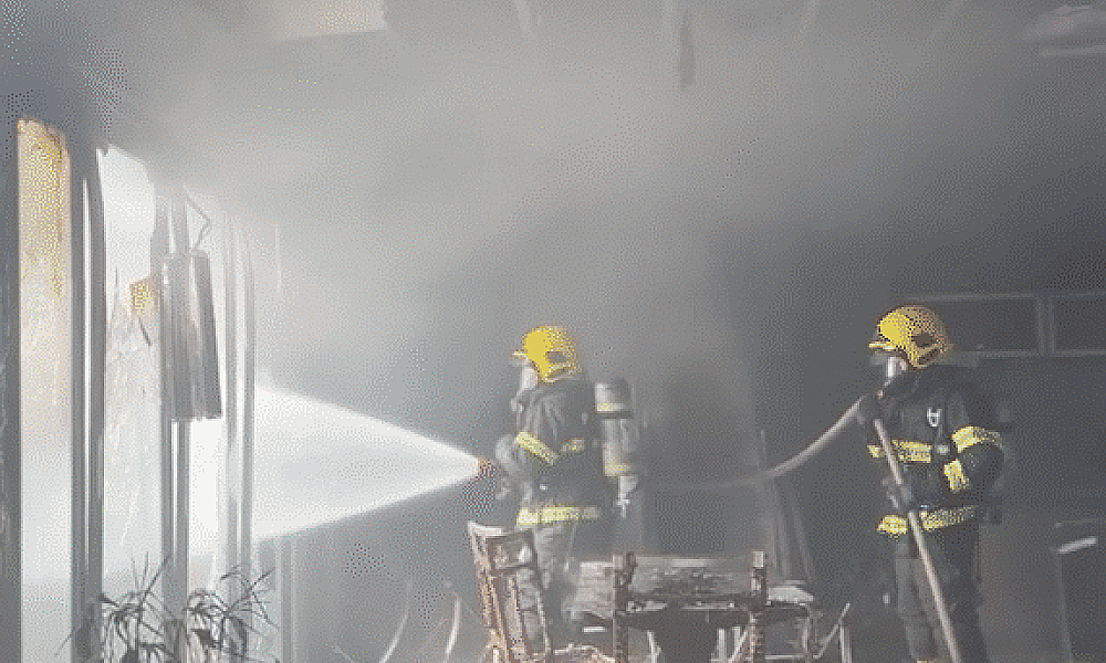 Bombeiros combatem incêndio que destruiu área gourmet de casa em Sorriso