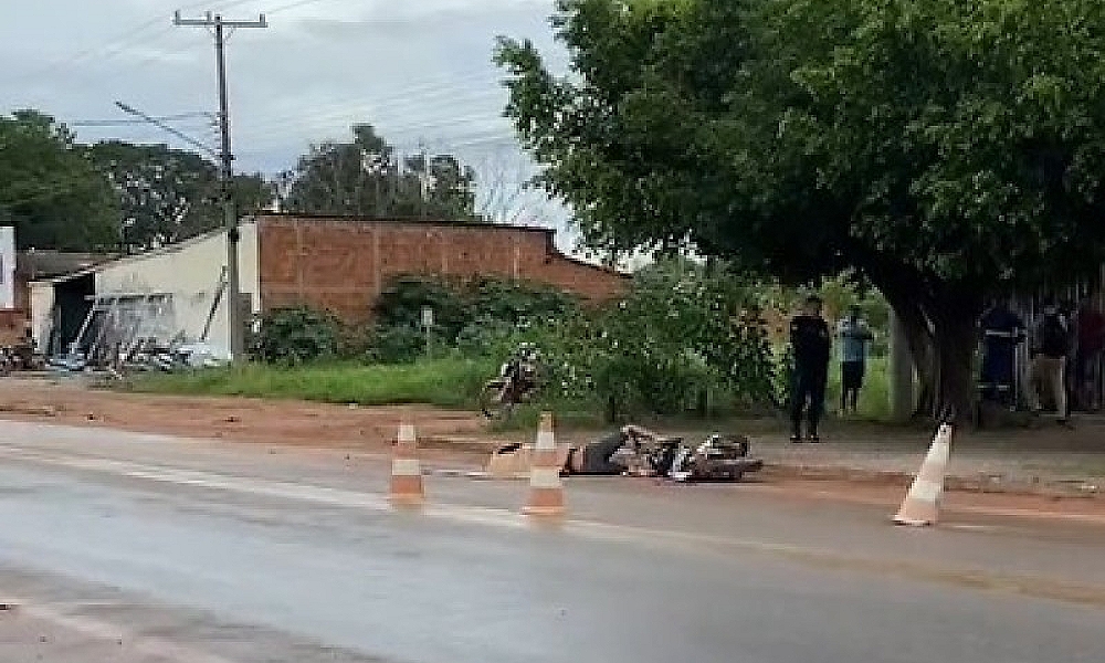 Motociclista morre após cair em quebra-molas e ser atropelado por caminhão em Cáceres