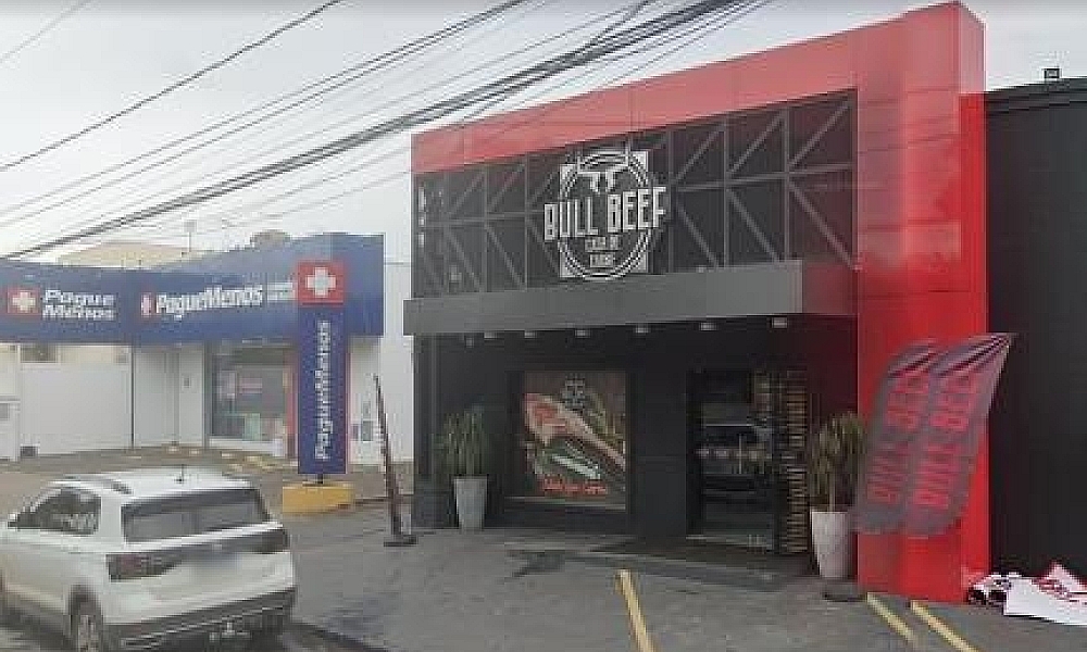 Casal armado rouba açougue e foge com dinheiro e carnes em Cuiabá