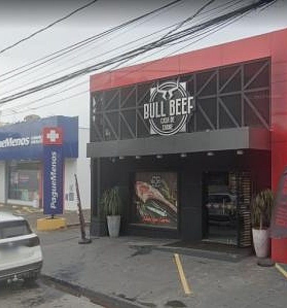 Casal armado rouba açougue e foge com dinheiro e carnes em Cuiabá