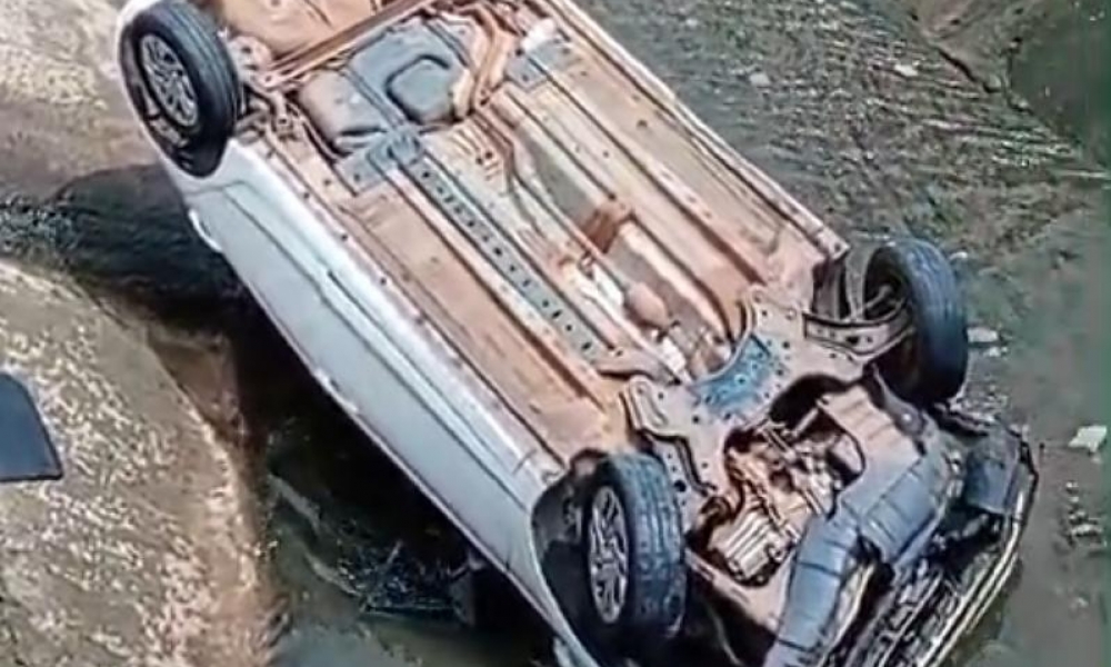 Carro perde controle em coliso e despenca em crrego no Porto, em Cuiab(vdeo)
