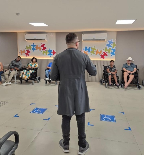 Governo de MT entrega 40 cadeiras de rodas motorizadas em mutirão no Cridac