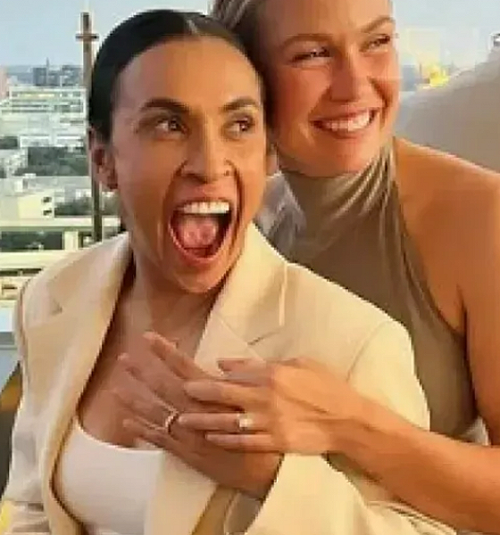 Marta e companheira de time ficam noivas nos Estados Unidos